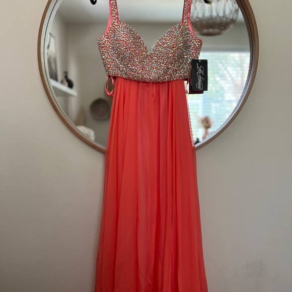 La Femme Prom Dress - Picture 2 of 16